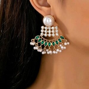BRAND NEW ** Elegant Pearl and Green Stone Earrings